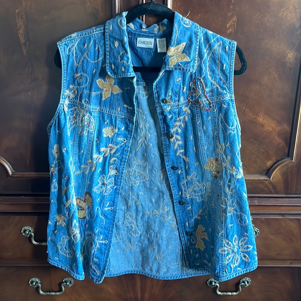 Chicos Size 2 Sleeveless Jean Jacket